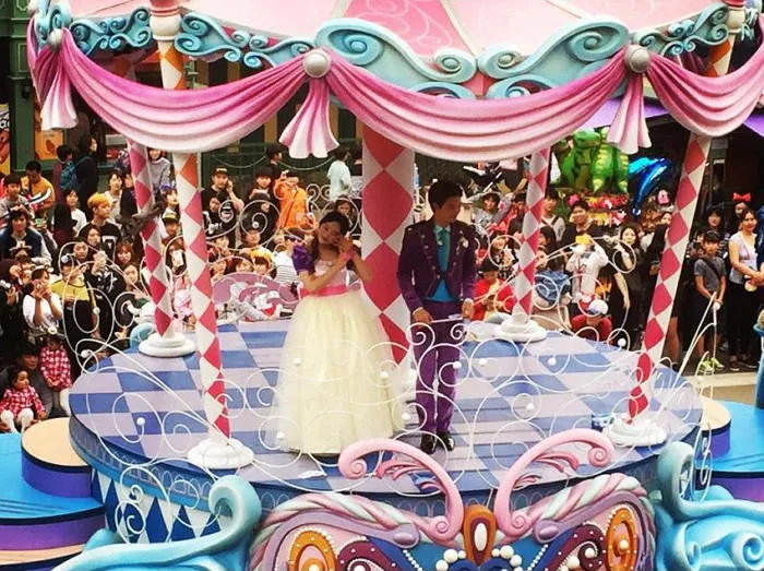 Pesta pernikahan Sungjae BTOB dan Joy Red Velvet dalam tema fairytale. © soompi.com