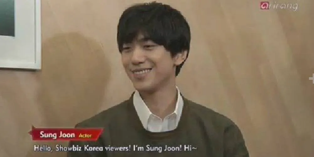 Sung Joon saat wawancara bareng Arirang TV. © allkpop.com