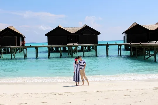 Sung dan Sa Eun bahagia di pantai © soompi.com