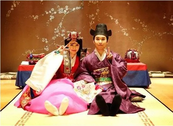 Kim Sa Eun dan Lee Sungmin terlihat lucu dengan hanbok © Kim Sa Eun Facebook