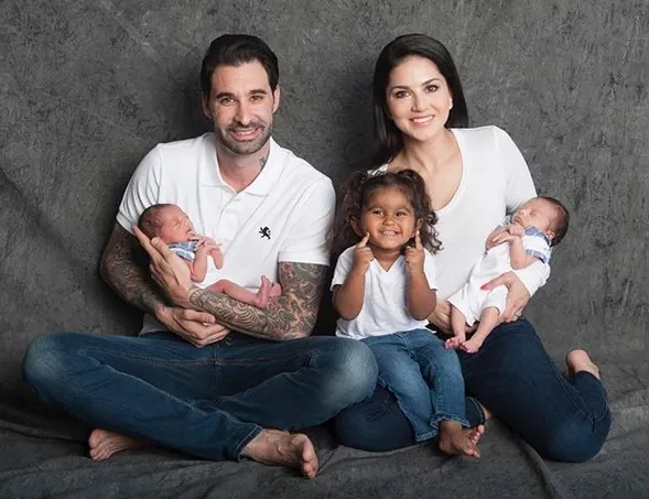 Daniel, Sunny, Nisha, Asher dan Noah. Kelahiran dua bayi kembar Sunny sangat mengejutkan. Surprise yang menyenangkan ©instagram/sunnyleone
