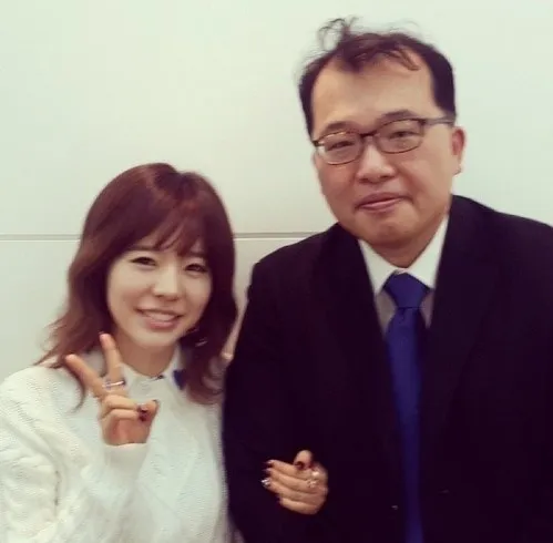 Sunny Girls Generation foto bareng reporter KBS @soompi.com