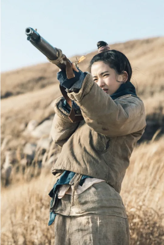 Sosok Go Ae Shin yang diperankan oleh Kim Tae Ri saat belajar menembak. © tvN