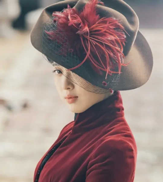 Kim Min Jung bertranformasi menjadi seorang wanita pemilik hotel di era feodal. © tvN