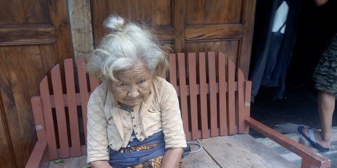 Mbah Suparni tidak tinggal bersama anak-anaknya, lebih memilih untuk tidur di dalam gubuk 3x3 meter © merdeka.com