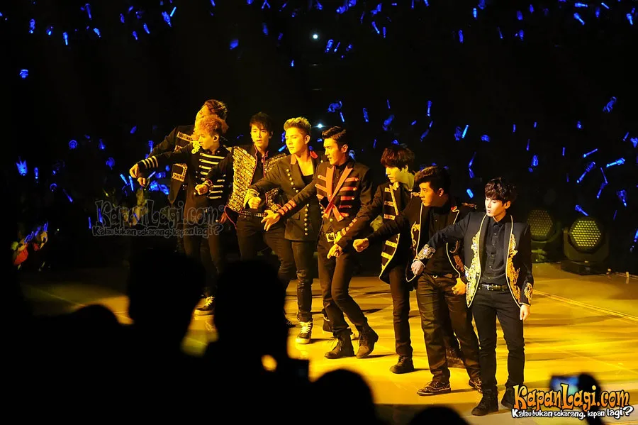 Super Junior saat tampil dalam gelaran Super Show 5 tahun 2013 silam