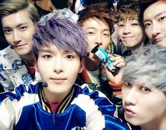 Foto bersama sebelum tampil, Super Junior M terlihat mempesona ©soompi.com
