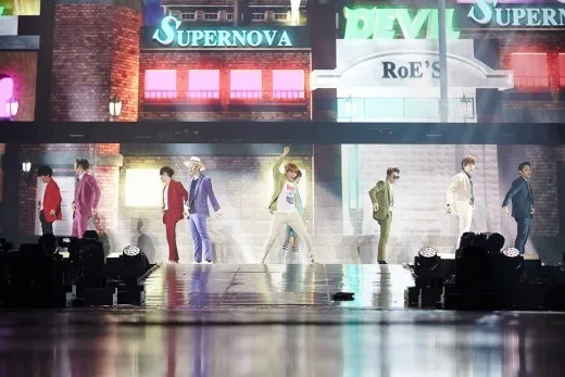 Super Junior saat menampilkan Devil di panggung Super Show 6 Encore di Seoul, Sabtu (11/7). ©soompi.com