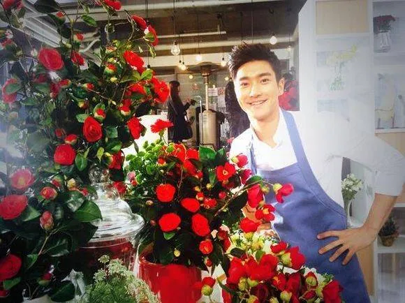 Siwon Super Junior bertransformasi jadi penjual bunga @allkpop.com
