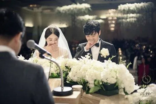 Indah. Sungmin jadi member Super Junior pertama yang menikah