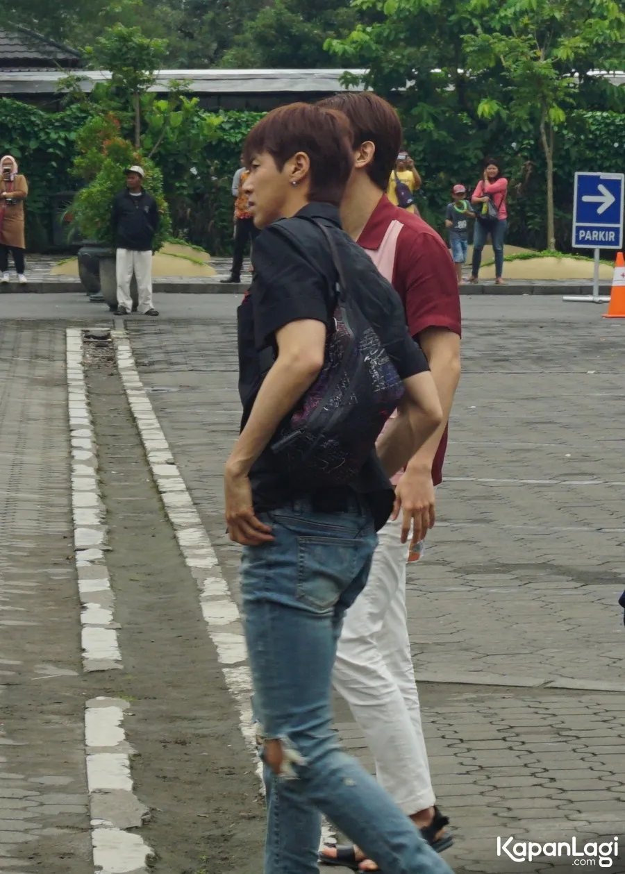 Kedatangan SUJU dan TVXQ di Candi Prambanan, berjarak satu meter dari posisiku © KapanLagi.com/Mita Anandayu