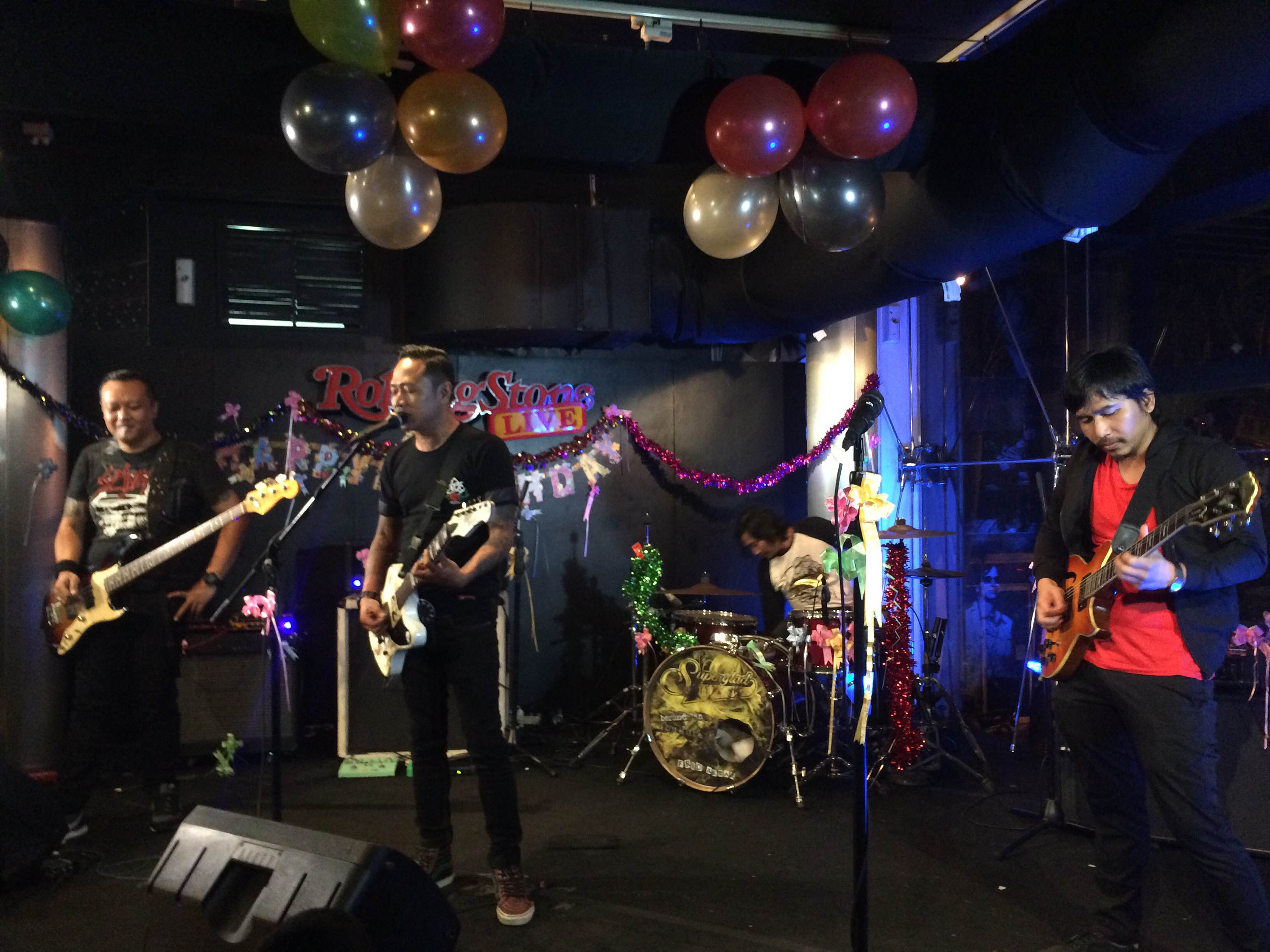 Superglad rayakan ulang tahun dengan menggelar sebuah konser sederhana di Rolling Stone Cafe © KapanLagi.com®/Fikri Alfi Rosyadi