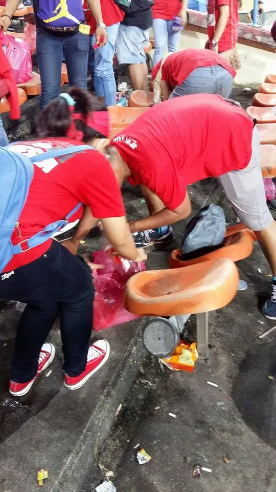 Tindak terpuji suporter Indonesia dengan mengumpulkan sampah di stadion usai pertandingan © Facebook.com/Siakap Keli