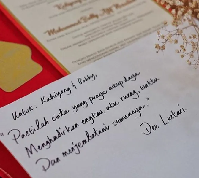 Penuh makna, tulisan dalam puisi yang ditulis Dee untuk Kahiyang dan Bobby. © Instagram/deelestari