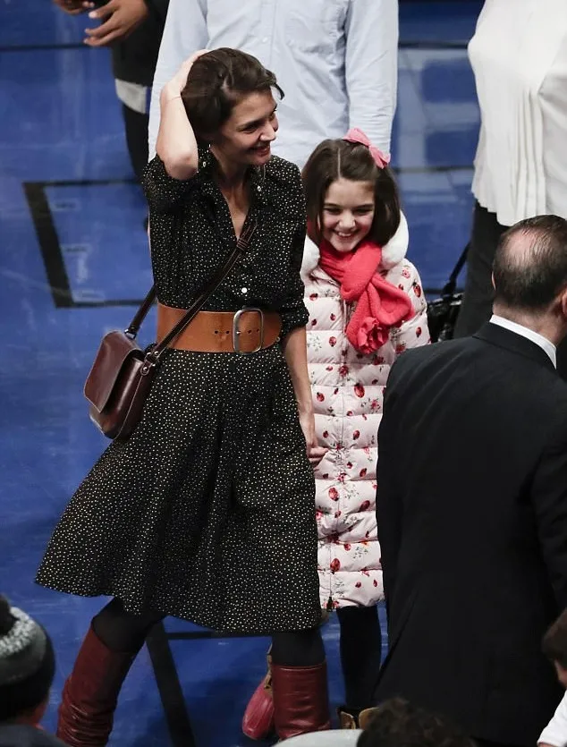 Suri tampil cantik dengan outfit serba pink. Credit: dailymail.co.uk