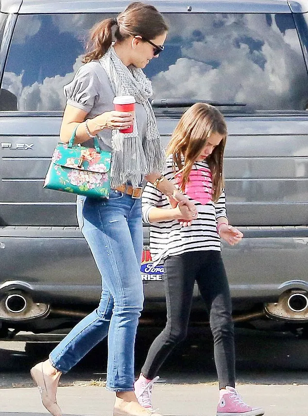 Suri Cruise dan Katie Holmes jalan-jalan cantik © Daily mail.com