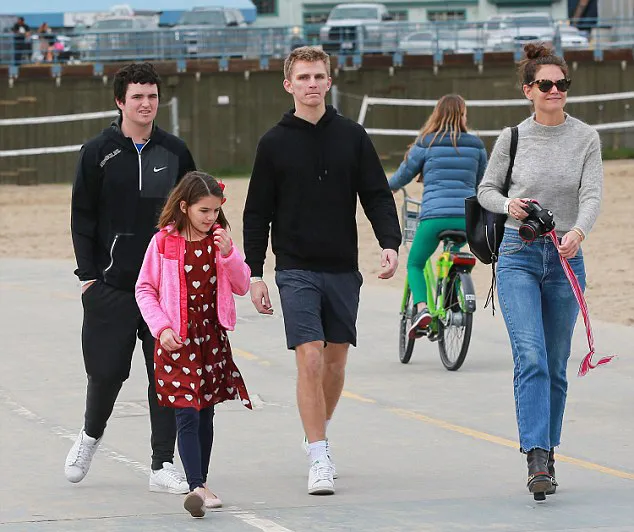 Suri tetap tampil stylish dan feminin saat pergi ke pantai © FameFlynet/dailymail.co.uk