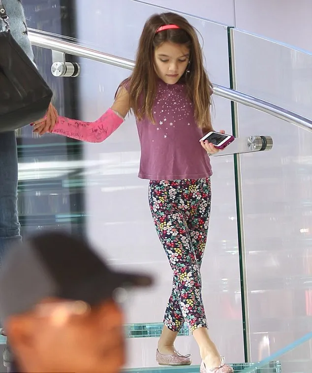 Suri Cruise dan i-Phone baru @ dailymail.co.uk