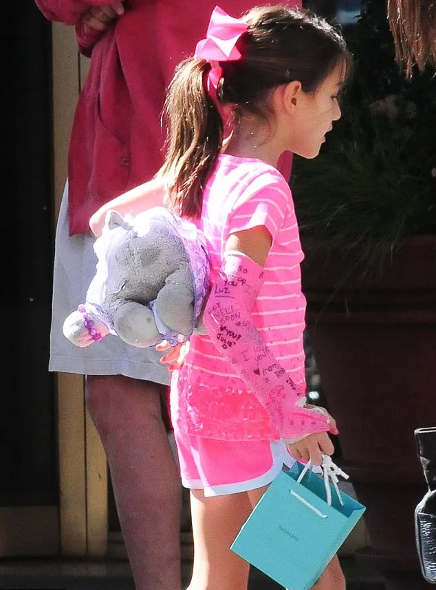 Suri dan Tiffany & Co. @ dailymail.co.uk