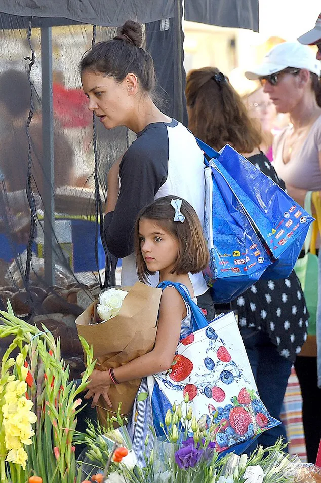 Suri tampak cantik meski sedang berbelanja ke pasar @ dailymail.co.uk