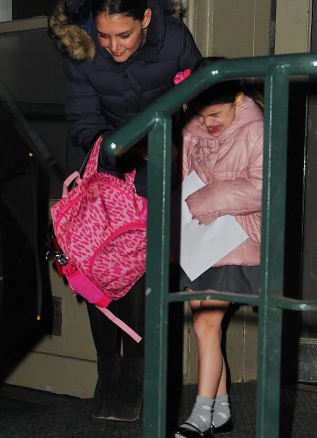 Suri Cruise menangis @ dailymail.co.uk
