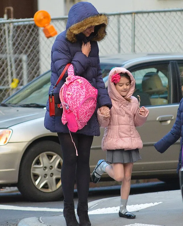 Beberapa jam sebelum Suri Cruise menangis @ dailymail.co.uk