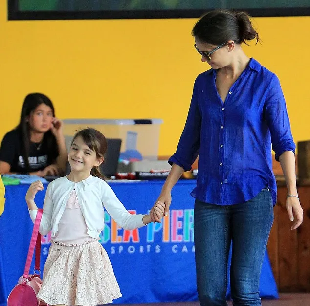 Suri Cruise dan Katie Holmes @ dailymail.co.uk