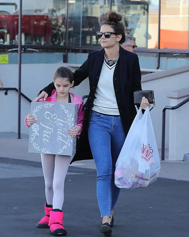 Suri tampil cantik dan serba ngepink © dailymail.co.uk
