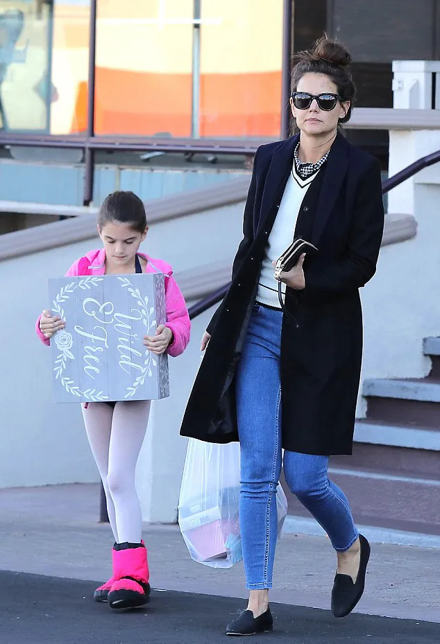 Katie juga tak kalah stylish dari Suri © dailymail.co.uk