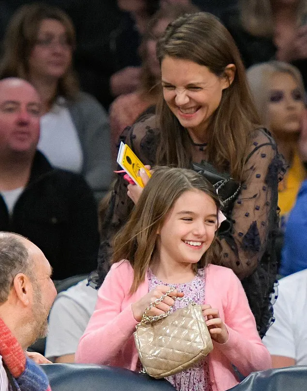 Suri dan Katie, benar-benar pasangan ibu-anak yang kompak! © dailymail.co.uk