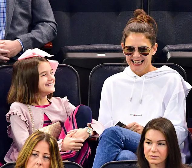 Suri dan Katie terlihat bahagia bisa menyaksikan pertandingan tim favorit mereka © Shutterstock/dailymail.co.uk