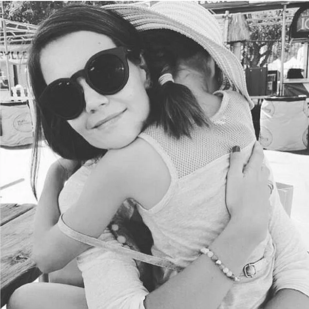 Suri minta gendong ibunya © instagram.com/katieholmes212