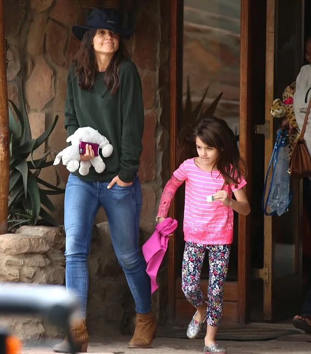 Katie Holmes dan Suri Cruise @ dailymail.co.uk