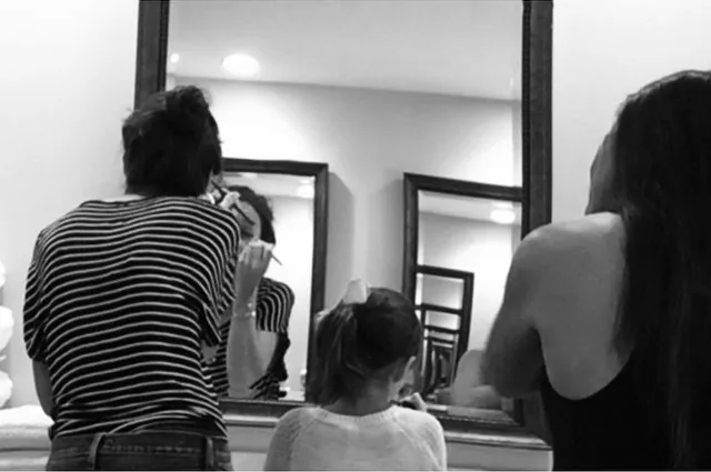 Suri bisa berdandan sendiri @ instagram.com/katieholmes212