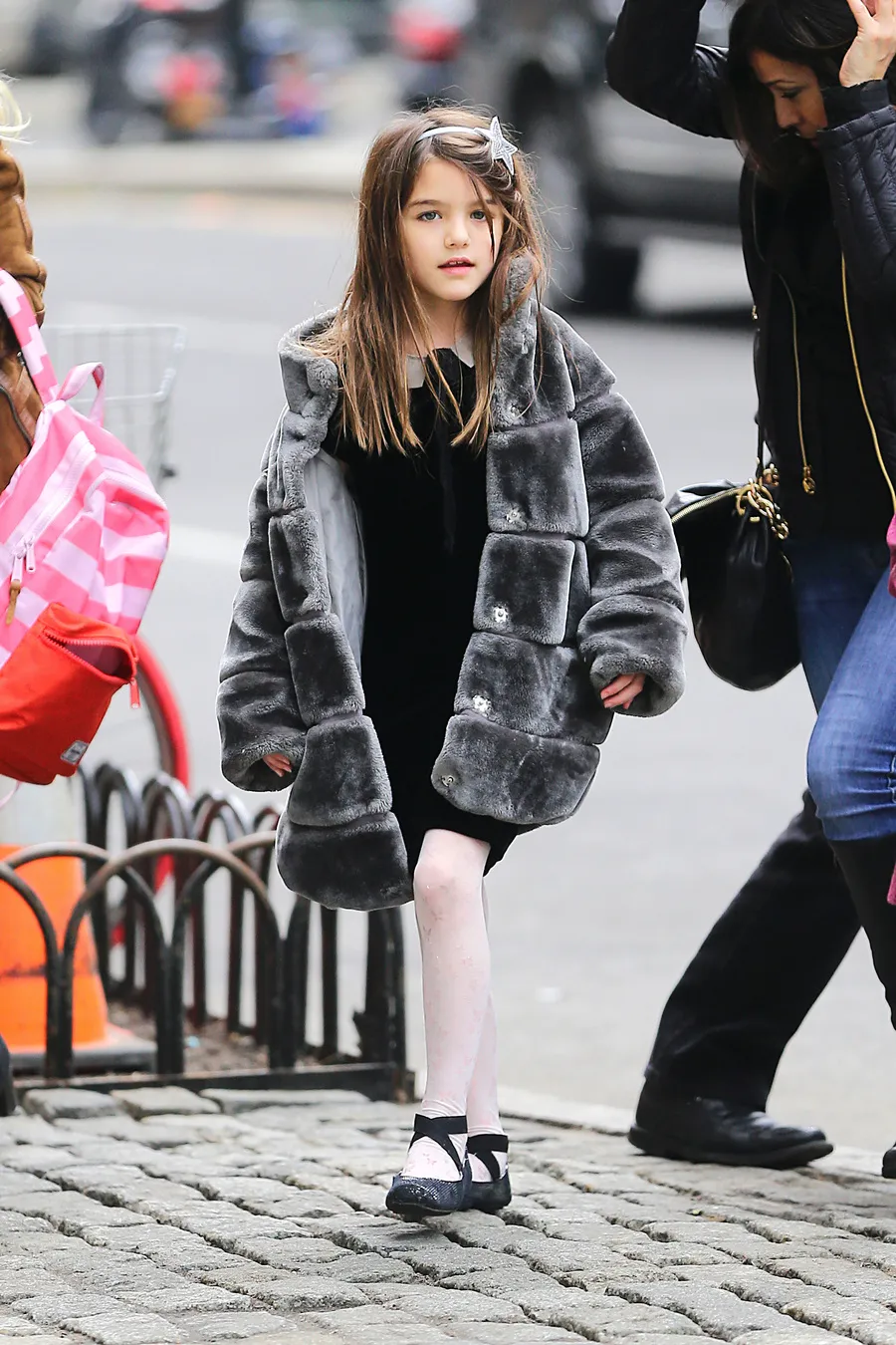 Suri Cruise dikabarkan akan menghabiskan Natal bersama ayah dan ibunya © Splashnews.com