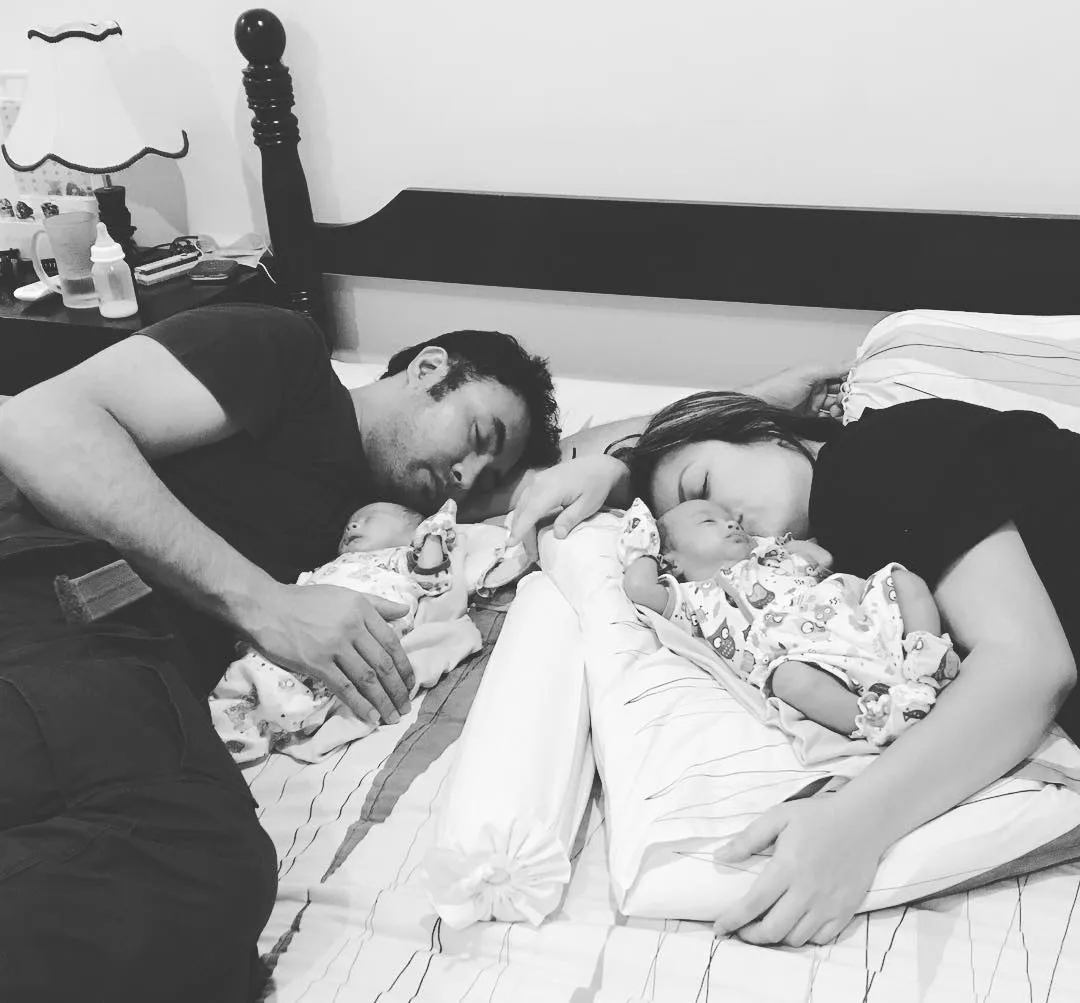 Tahun baruan pertama Surya Saputra dan Cynthia Lamusu bareng anak kembar mereka. ©Instagram/cynthia_lamusu