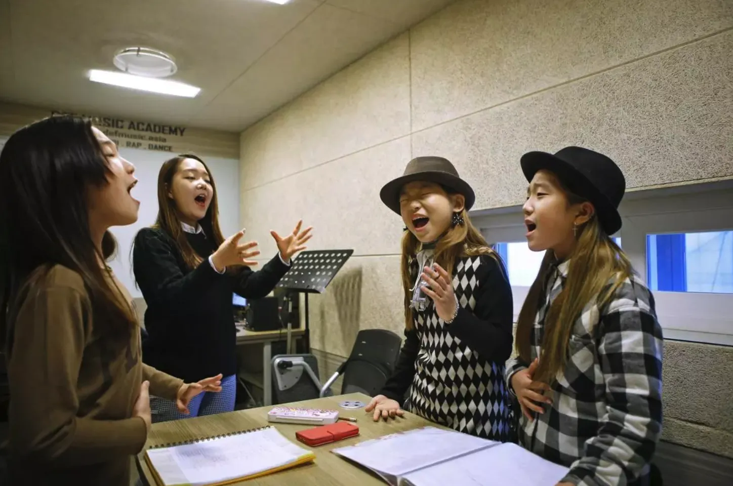 Tiap hari trainee ikut kelas vokal, dance, akting dan tata krama © The Boston Globe