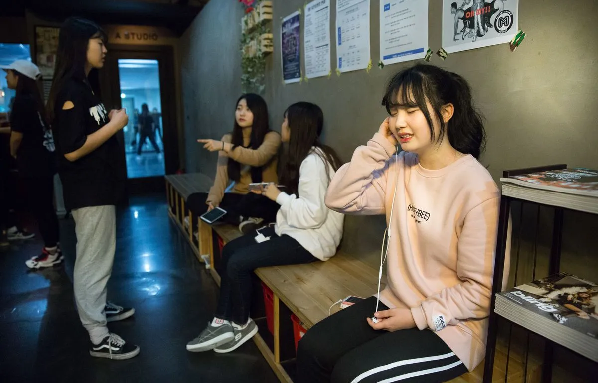 Banyak trainee yang stres karena tak kunjung debut © koreaboo.com