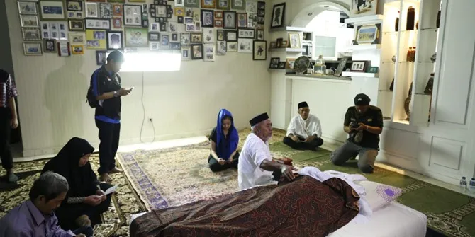 Suasana di rumah duka (credit: Kapanlagi.com/Muhammad Akrom Sukarya)
