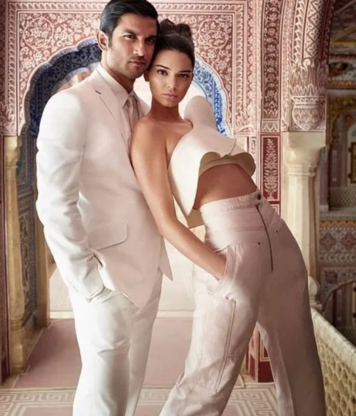 Kendall Jenner bersandar mesra ke Sushant Singh Rajput ©instagram/sushantsingrajput