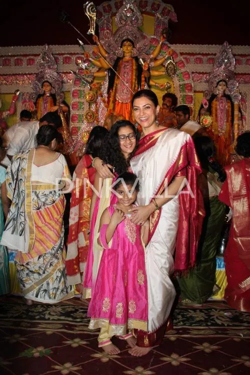 Begini keakraban Sushmita bareng Renee dan Alisah saat Durga Puja © Pinkvilla.com