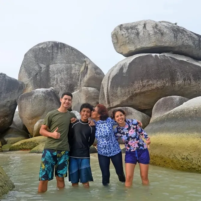 Liburan Susi Pudjiastuti bersama keluarga (credit: instagram.com/alvy_xavier) diambil 20/2/2019 pukul 15.00 WIB