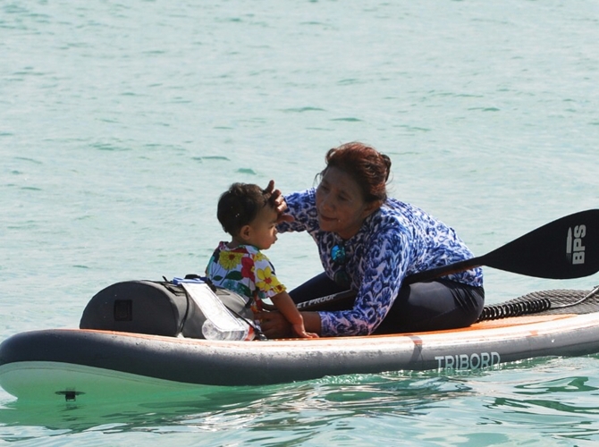 Menteri Susi dan cucunya bermain paddleboard! © Instagram/susipudjiastuti115
