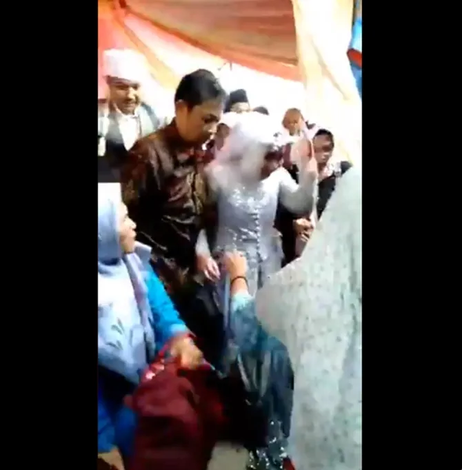 Saat pengantin ditolong dari ambruknya panggung (credit: /p/sutopopanggung1.jpg)