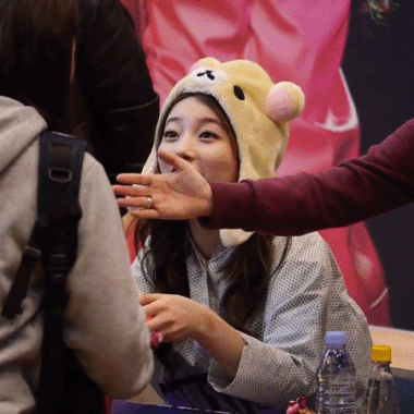 Suzy dan fans wanitanya © koreaboo.com