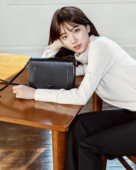 Aura Suzy tetap terpancar meski mengenakan busana formal yang simpel. / ©soompi.com