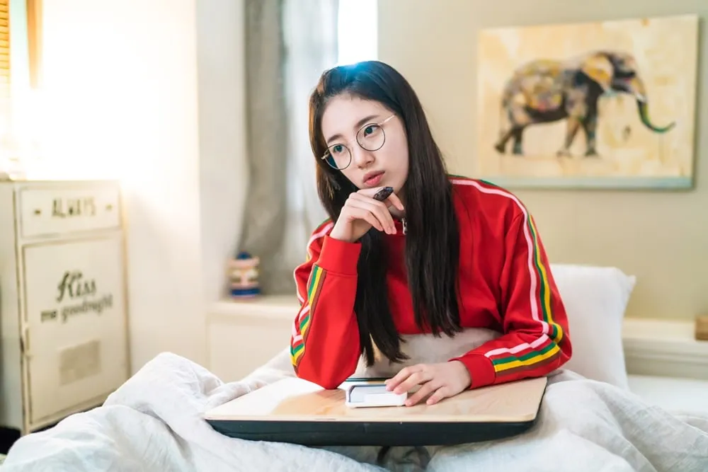 Suzy terlihat serius © SBS