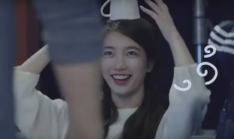 Suzy Miss A yang bercanda di sela-sela syuitng iklan. ©Youtube/Baidu BaeSuzy Bar