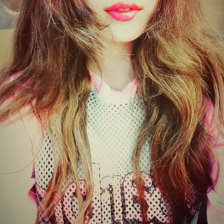 Selfie Suzy Miss A yang pamerkan bibir hot menggoda. ©Instagram/skuukzky