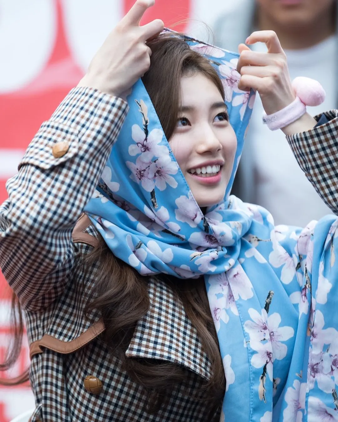 Suzy dengan antusias mencoba mengenakan hijab. © Instagram/softsuzy